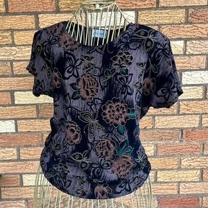 Super flattering, adorable vintage loghtweight summer fall blouse
